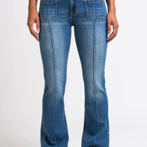 Madlady jeans - Säljer dom då dom är lite förstora för mig. Dom har ett litet hål som är ihopsytt vid benet och lite slitna längst ner pårgrund av att dom varit lite för långa för mig.