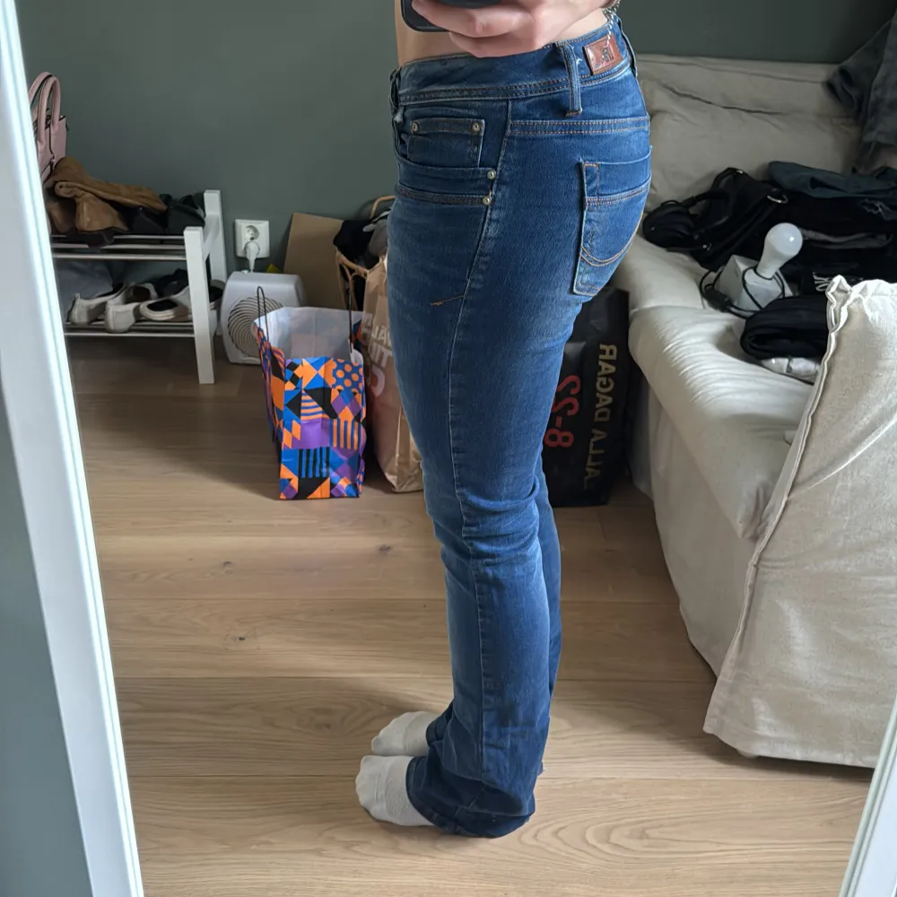 Säljer mina jeans då jag inte använder dem. Endast använda några gånger. De är i modellen ”valerie”. ❤️jag är 168 cm och de når till golvet på mig. . Jeans & Byxor.