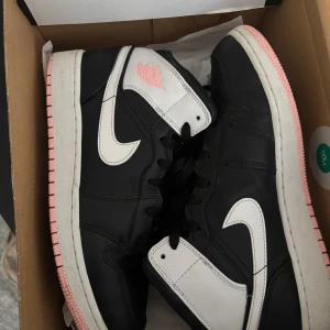Nike Jordans Mid - Säljer dessa riktigt fina Nike Jordans pågrund av att jag inte får användning av dem. Storlek 39. Väldigt fint skick. Köpte dem för 2900kr & säljer dem för 1300kr. 