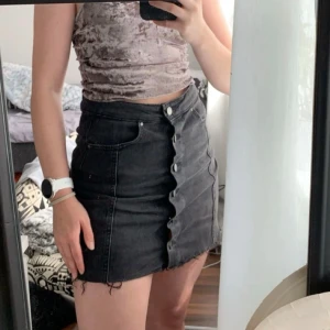 Jeanskjol - Svart jeanskjol från Gina tricot i storlek 36.  Mycket bra skick