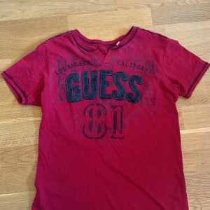 Guess tröja - Jättecool guess tröja. Köpt på loppis. Storlek 14y men skulle säga xs/s