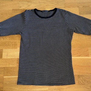 Randig brandy tröja  - Säljer min långärmade tröja från Brandy Melville. One size men skulle säga att den är s. Lite tjockare tyg. Jättesnygg till lite större jeans eller kjol. Använd fåtal gånger och inga defekter