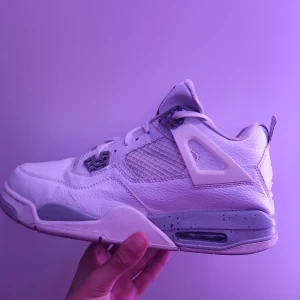 Jordan 4 - Knappt använda, jätte clean skor. Bara en av skorna är lite creasade. Tyvvär ingen låda eller kvitto köpte de ungefär 2 år sedan använt de max 5 gånger.