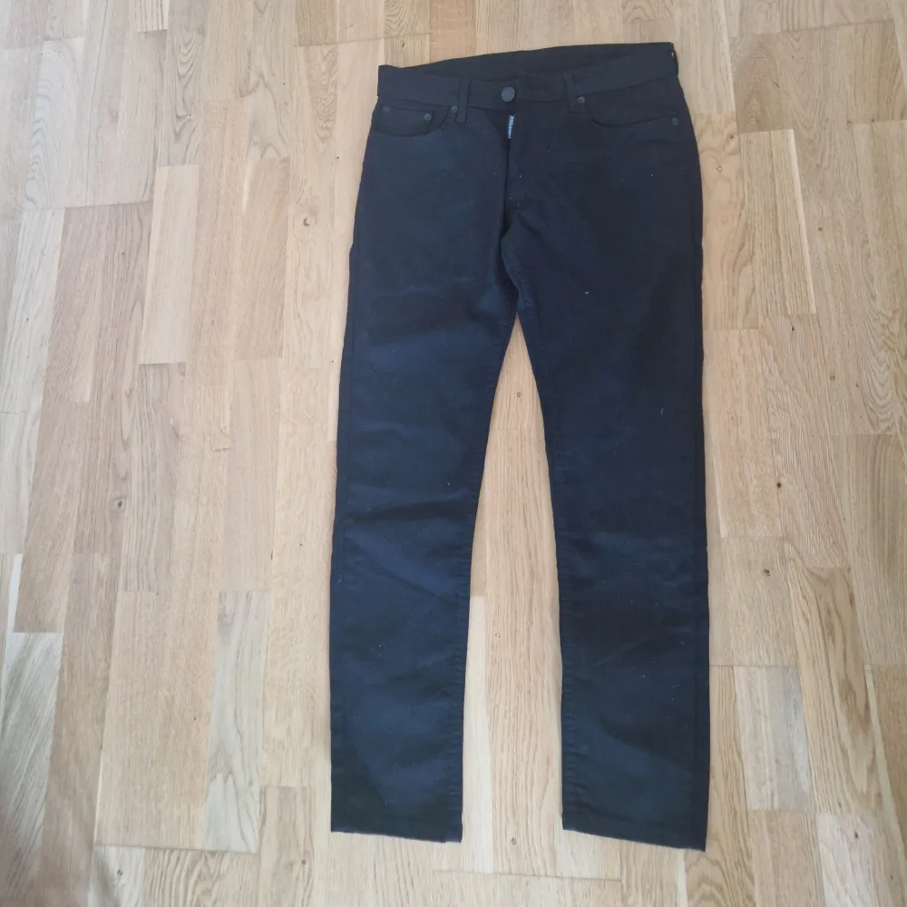 dsquared2 jeans Stolek 32 Äkta  Passar perfekt som kostymbyxor och vardags jeans Helt svarta utan några dsquared fläckar . Jeans & Byxor.