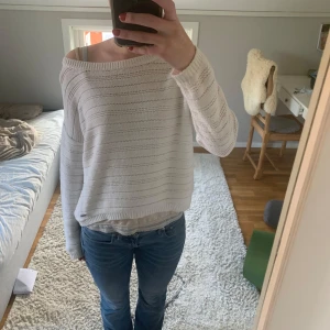 Vit stickad tröja - Vit stickad tröja som inte kommer til andvänding. Har sminkfläckar på insidan vid kragen, men syns ej utåt🥰