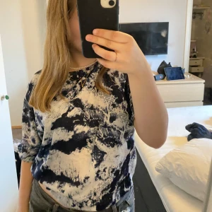 Väldigt fin tröja ifrån åhlens  - Väldigt fin blå mönstrad tröja ifrån Åhléns. Väldigt skönt material och lite ”större” i storleken. Köptes i februari och är iprincip inte använd 