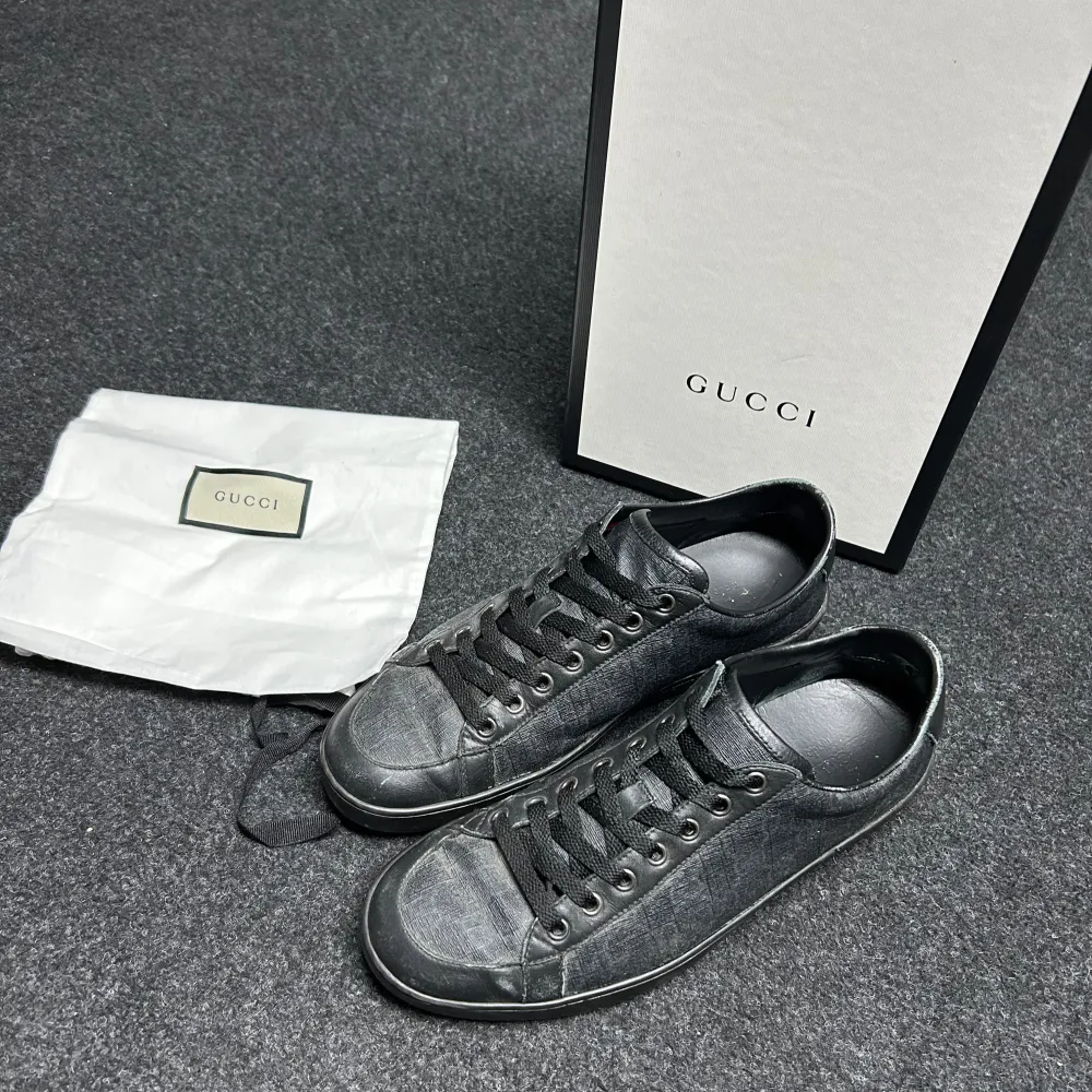 Svarta Gucci monogram skor - Storlek 42 - Skick 7,5/10 - Blir givetvis rengjorda innan de fraktas - Box och dustbag ingår INTE -  Hör av dig vid fler frågor🙌 . Skor.