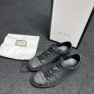 Svarta Gucci monogram skor - Storlek 42 - Skick 7,5/10 - Blir givetvis rengjorda innan de fraktas - Box och dustbag ingår INTE -  Hör av dig vid fler frågor🙌 