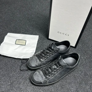 Gucci skor - Svarta Gucci monogram skor - Storlek 42 - Skick 7/10  - Box och dustbag ingår INTE -  Hör av dig vid fler frågor🙌 