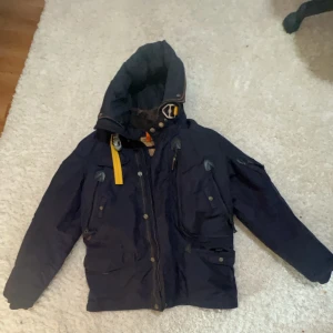 Parajumpers jacka till salu - Hej jag säljer min Parajumpers jacka för att den e stor på mig.Den e helt ny ha inte använt den 