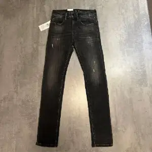 Helt nya jack & jones jeans (endast testade) otroligt snygga slitningar och en fin grå/svart fade, vid frågor eller funderingar skriv, nypris 1099, pris kan diskuteras