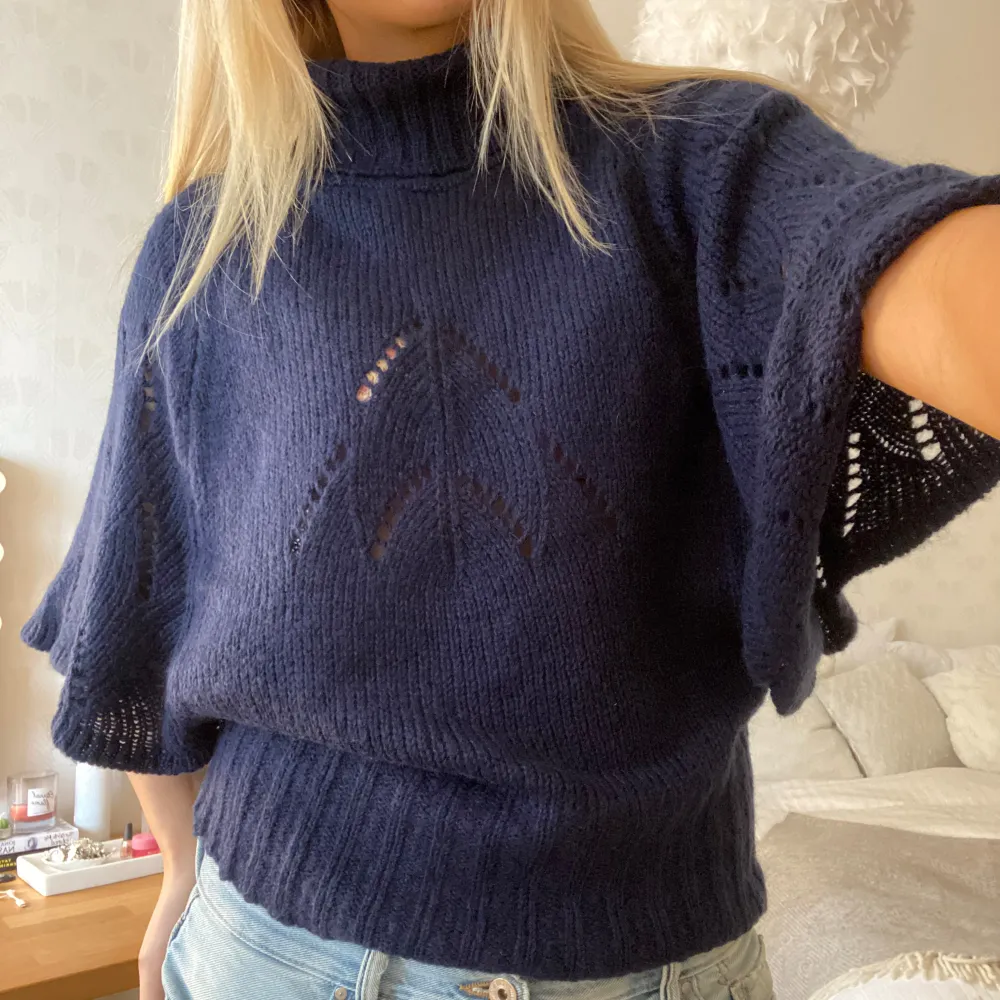 Jättefin blå tröja/poncho med polokrage😇 40% mohair, perfekta tröjan i höst!. Stickat.