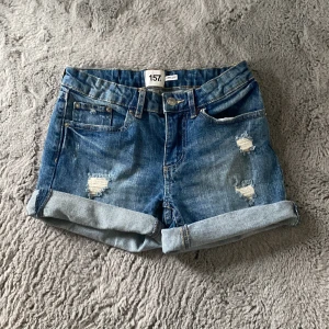Jeans shorts  - Jättefina jeans shorts med hål i är tyvärr för små för mig väldigt bra skick 
