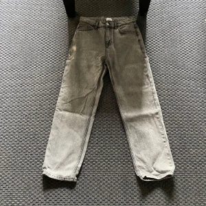 Grå jeans från Grunt - Säljer ett par grå jeans från Grunt i modellen Hamon Ash Grey. De har en klassisk design med raka ben och en snygg grå färg som passar till allt. Perfekta för både vardag och fest!                Priset kan diskuteras 