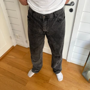 Woodbird jeans  - Väldigt vida jeans, säljer pågrund av att jag inte har användning för dom längre. Jag hade även ett bälte när jag använde dom för dom e rätt stora i midjan. 