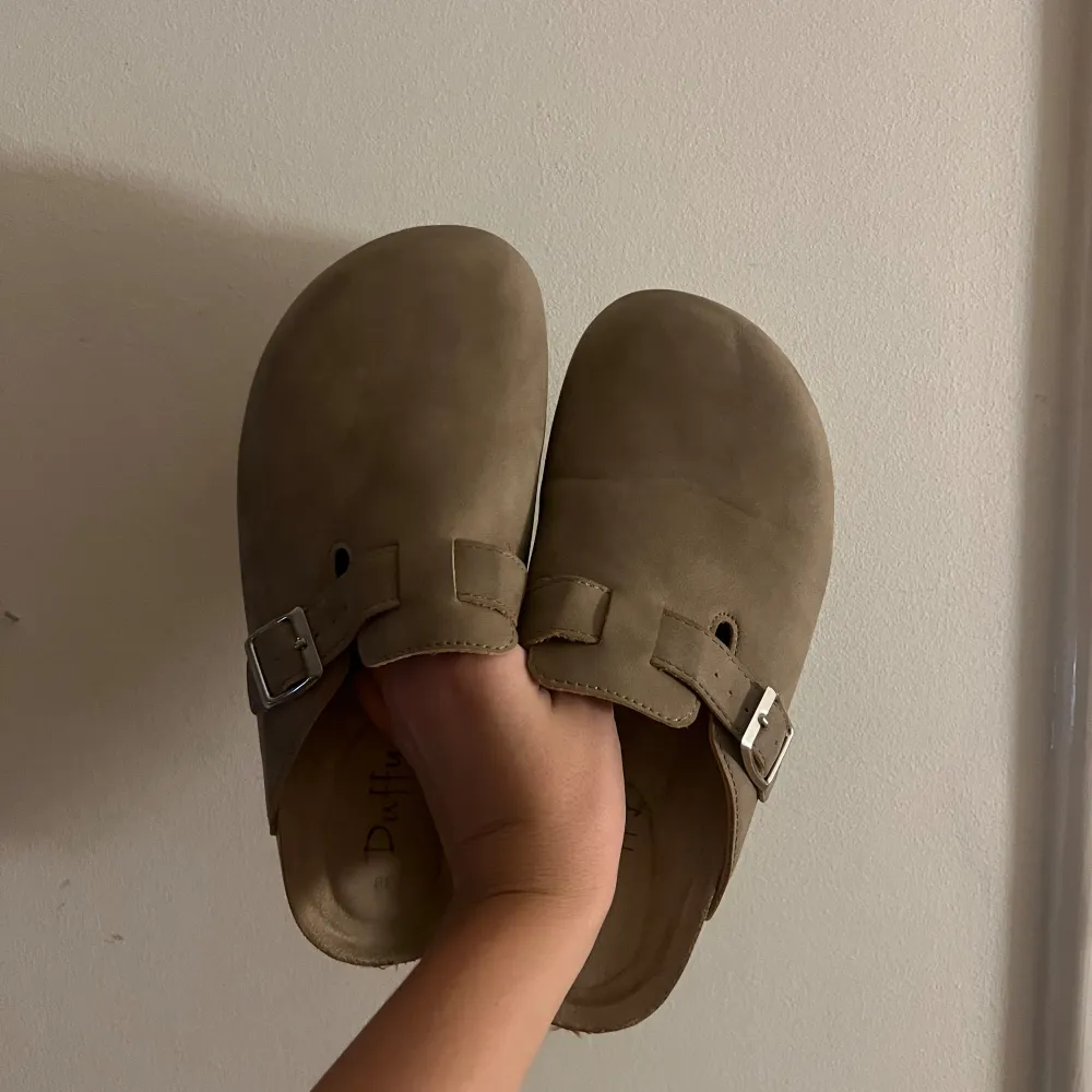 Skor likande birkenstock modellen Boston. Färgen är beige/brun. Storleken är en liten 39 (jag brukar ha 37)  Använda 1 gång. Säljer pågrund av platsbrist. Nypris: 600 kr . Skor.