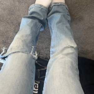 Jättefina bootcut jeans i toppenskick, perfekta till hösten. Säljer då de är lite små för mig som är ca 170cm💘 första bilden är lånad