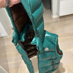 Moncler väst - Storlek 3/M Kan tänka mig att byta mot något annat 
