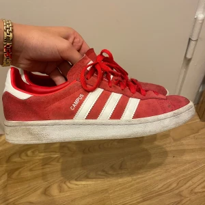 Adidas Campus - Röda Adidas Campus i storlek 40. Hela men väl använda!! Därav lite fläckar/missfärgningar. 