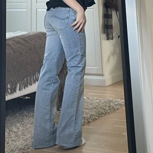 Bootcut  jeans - Från Lee. Skulle säga att de nog passar xxs/xs. Midjemåttet är 37cm tvärsöver och innerbenslängden är 85cm, så passar någon längre person. Hör av er om vi har några funderingar 🫶