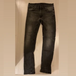 Nudie jeans  - Skicka: 9/10 litet hål som är slitet vid skrevet går att sy igen enkelt annars som nya! Ny pris:1600kr  Mitt pris:450kr (kan diskuteras)