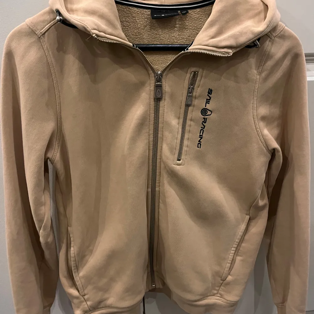 Fin beige Sail racing zip hoodie i storlek 150. Fint skick . Hoodies.