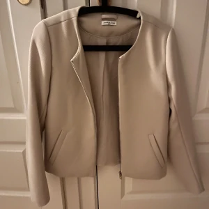 Kavaj - Fin ljusbeige kavaj ifrån Jaquline de Young