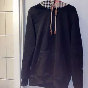 Burberry Tröja - Fick Tröjan ifrån en nära vän, har bara haft den på mig ett par gånger, annars är den typ helt ny.