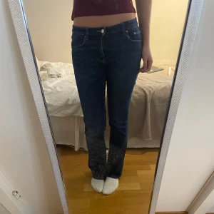 Bootcut jeans  - Skriv om ni vill ha Innerbenslängden och midjemått