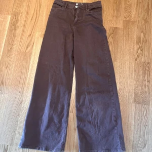 Bruna vida jeans  - Jättefint skick, knappt använda!  Vida jeans från Lindex 