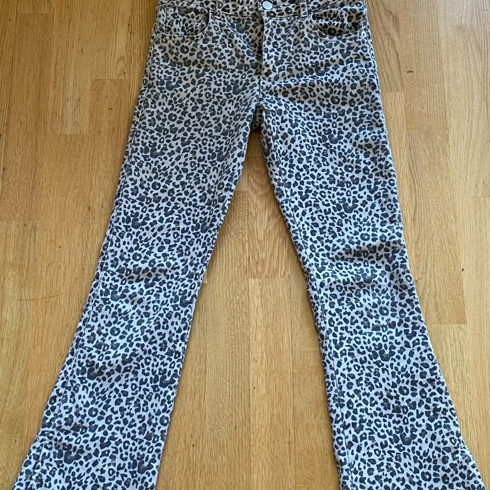  Säljer den super snygga leopard jeans storlek 152 säljer de för att de är lite för korta på mig så snygga 💕. Jeans & Byxor.