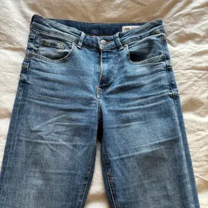 Jätte fina jeans från zara i storlek 36, de är i bootcut och medelhögmidja 🫶🏻 knappt använda 