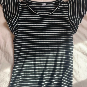 Topp - Fin volang ärmad tröja i bra skick ! 🫶