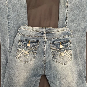 Low flare jeans - Ett par super fina ljusblåa jeans som är low waist! Säljer för att jag inte använder de längre. 