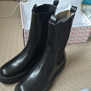 Boots - Köpte dessa boots nyligen men har ej hunnit returnera dem. De är i storlek 39 och medelhöga, superfina till hösten🩶