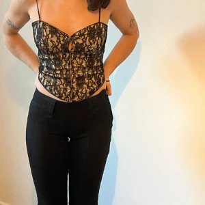 Spetstopp  - Korsettliknande Spetstopp från Princess Polly. 