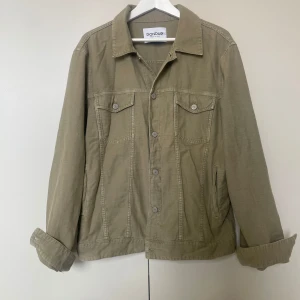 Dondup overshirt - Sjukt snygg dondup overshirt i storlek 52 vilket motsvarar L, overhsirtenr slutsåld överallt! Nypris 3500, vårat pris 799🤝 skriv vid mer frågor!