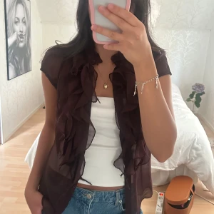 Blus - Super fin blus med knappar som även går att knäppa 