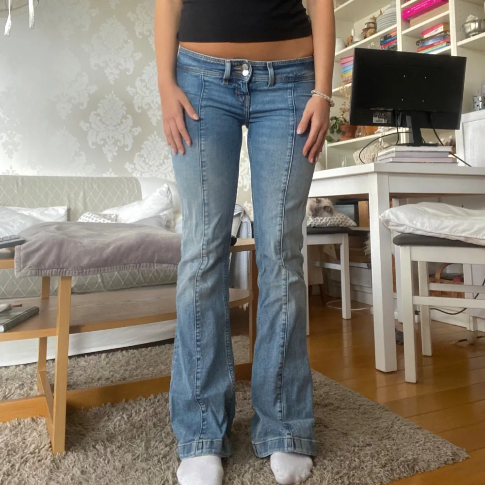 Så snygga lågmidjade bootcut jeans som inte kommer till användning💞 jag är ca 172 för referens. (Lite slitna längst ner på högra benet, skriv för bild☺️). Jeans & Byxor.