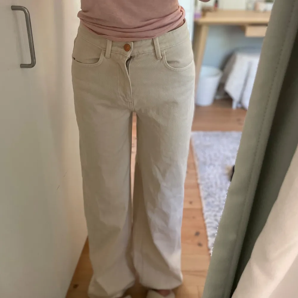 Krämvita straight jeans ifårn Cubus men detaljerade sömmar bak🤍💋 i storlek 34🎀. Jeans & Byxor.