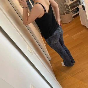 Snygga lågmidjade jeans  - Säljer dessa super coola jeans eftersom när jag köpte dom av gammal ägaren var dom för stora💓 Super bra skick på dom och bra i längden för den som är 160-165
