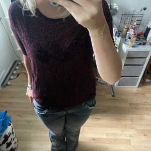 Leopard tshirt - Tunn leopard tshirt super fin! Men aldrig använt då det inte kommit tillfällen och använda den . Köpt från Sellpy men originellt från Lindex❤️