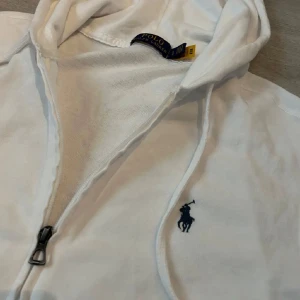 Ralph Lauren Hoodie - Stilren Ralph lauren hoodie i mycket bra skick, köp för ca ett halvår sedan från boozt.com och inte använts mycket.  Nypris: 1300kr 
