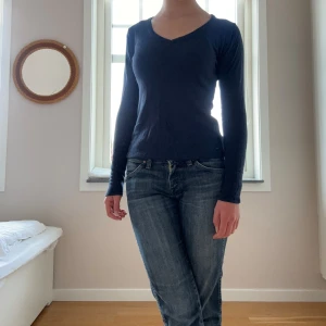 Mörkblå ulltröja - En så himla skön mörkblå tröja i ullmix som tyvärr aldrig kommer till användning. Perfekt nu till hösten eftersom den är så mysig. Köpt på second hand men ändå i bra skick. 
