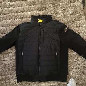 Parajumper Jacka.  - Hej, säljer nu min parajumper då jag ej har användning och den är lite för stor för mig. Den är köpt i Stockholm (mall-of-scandinavia) den 31:a mars 2024.   Jag har använd den totalt kanske max 1,5 månad, köpt för 5000kr. 