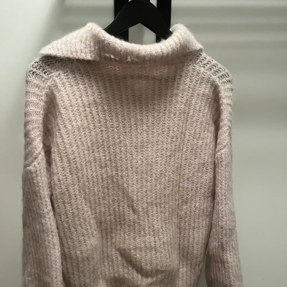 Superfin beige stickad tröja med knappar och en liten krage. Väldigt bra skick💕 nypris 499kkr. Köpt i en affär i Helsingborg. . Neuleet.