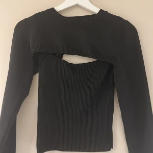 Tröja med cut out - Säljer denna två-delade tröjan som har cut out❤️ aldrig använd