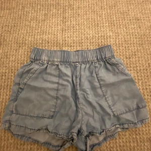 Mysiga shorts - Väldigt stretchiga jeans material -liknade shorts. Fett nice till att gå på stranden rör bara hänga hemma 