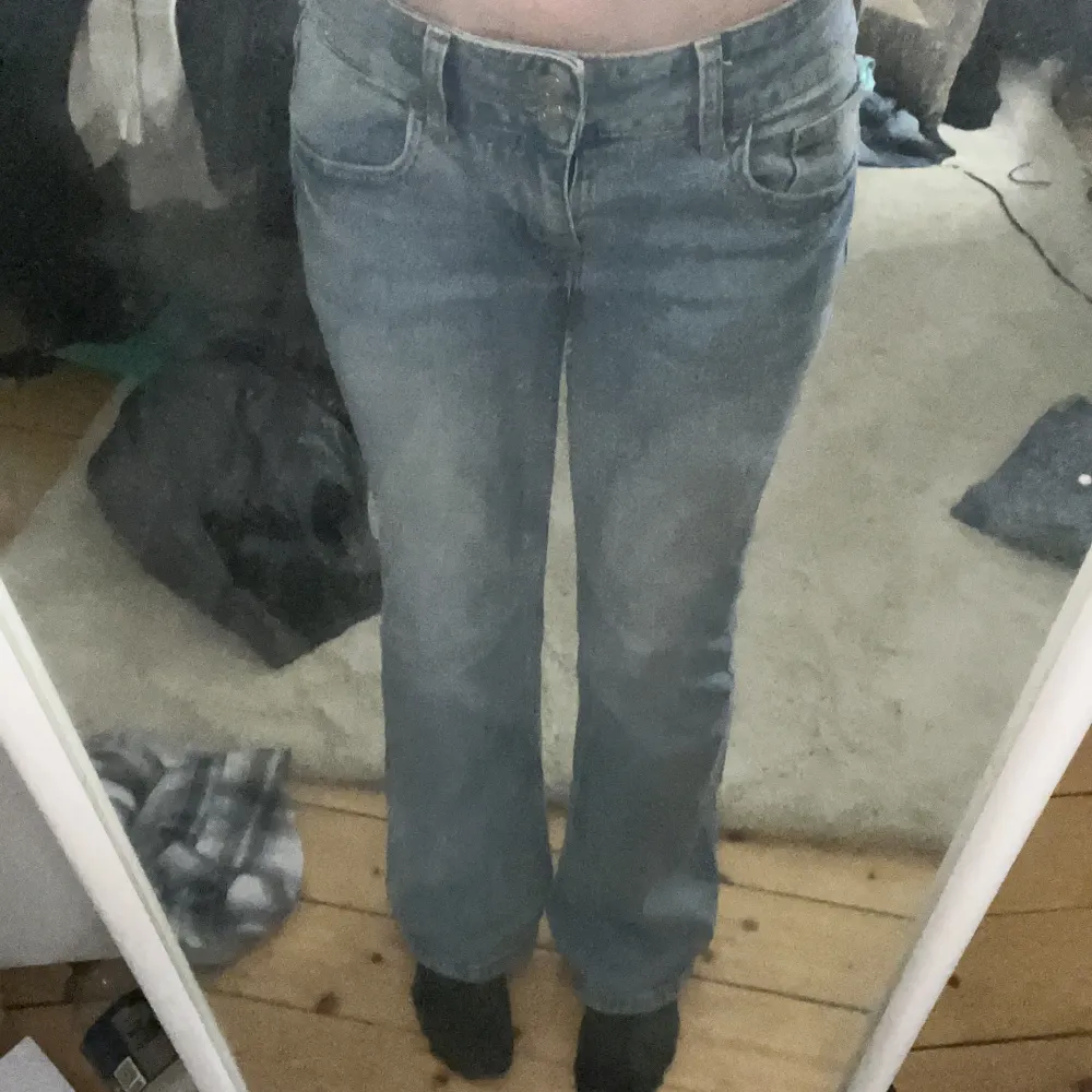 Säljer mina snygga lågmidjade jeans🫶🏻 Lite trasiga längst ner men det är inget man märker. Jeans & Byxor.