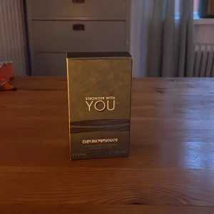 Armani parfym! - Säljer min SWY då jag inte använder den längre. Knappast använd se bild! 50 ml men är inte helt säker då jag fick den i present! Priset är inte hugget i sten! Annonsen finns på Plick marketplace, Vinted. 